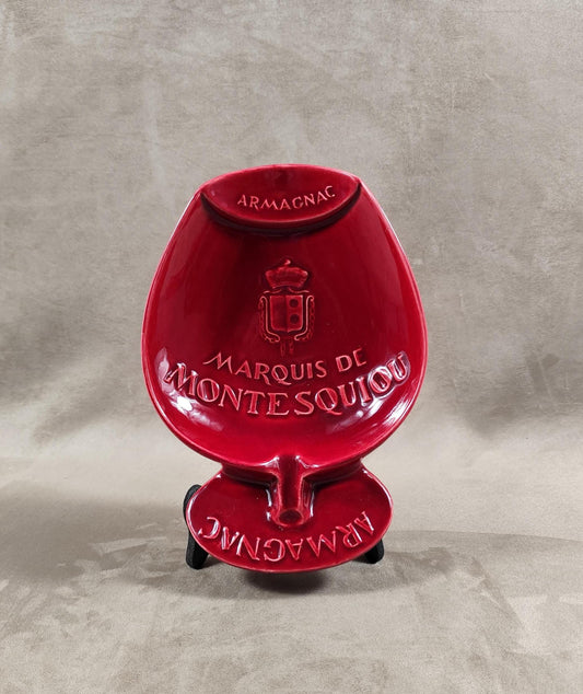 Cendrier publicitaire en faience rouge en forme de verre à liqueur Marquis de Montesquiou