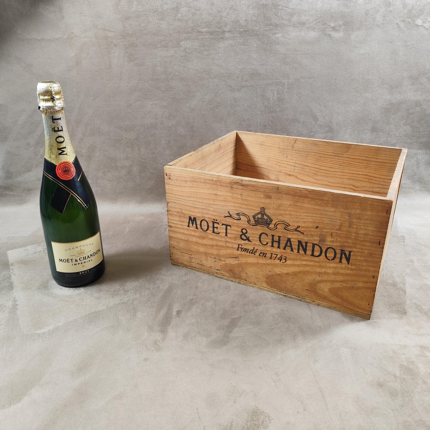 Caisse en bois pour bouteilles de champagne Moet & Chandon Made in France Vintage 1970