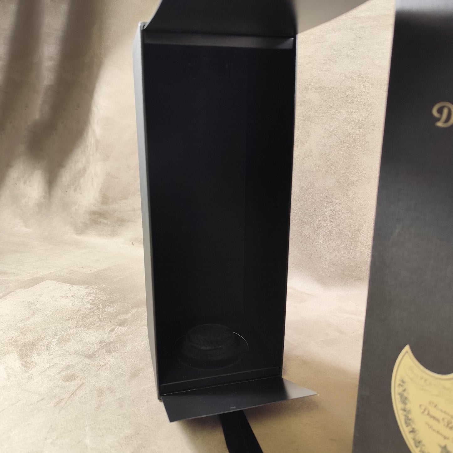 Boite bouteille de champagne Dom Pérignon en carton Made in France Vintage 2000