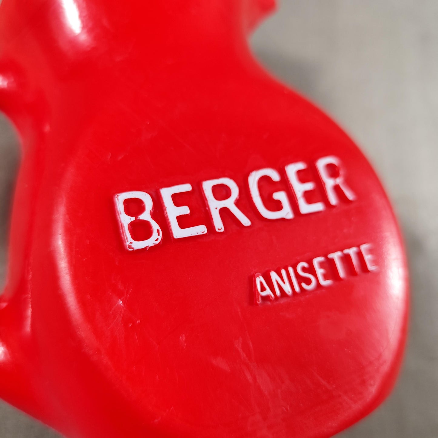 Cruche à eau Berger en plastique rouge Made in France Vintage 1970