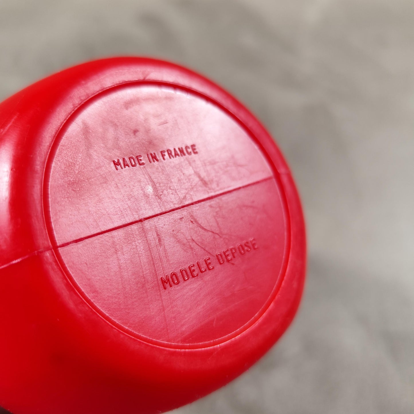 Cruche à eau Berger en plastique rouge Made in France Vintage 1970