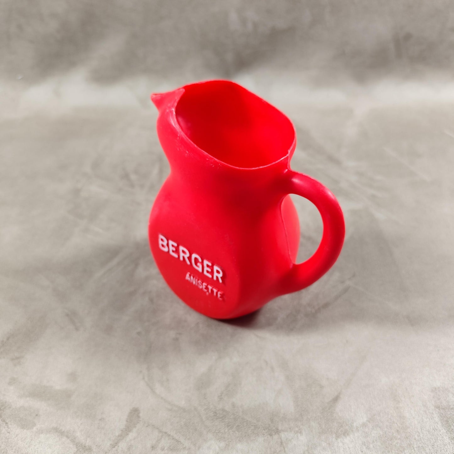 Cruche à eau Berger en plastique rouge Made in France Vintage 1970