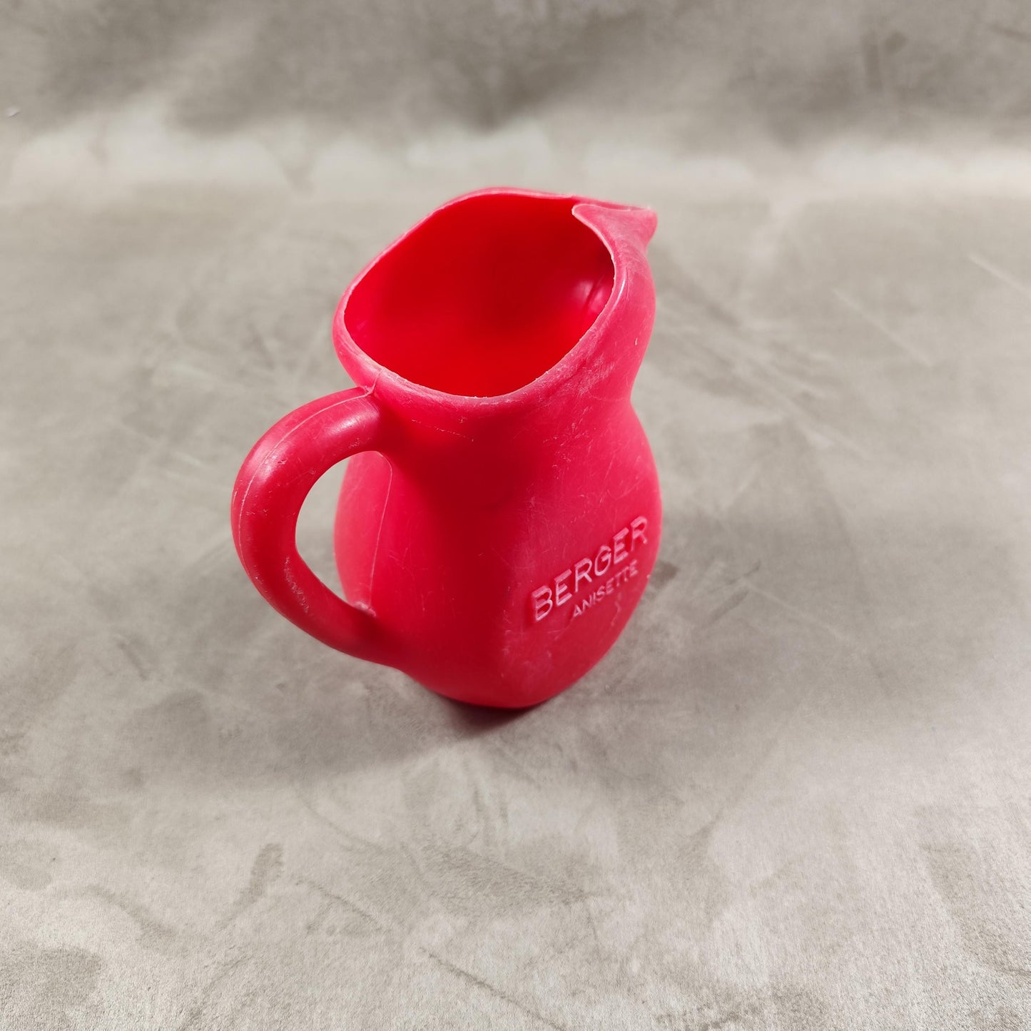 Cruche à eau Berger en plastique rouge Made in France Vintage 1970