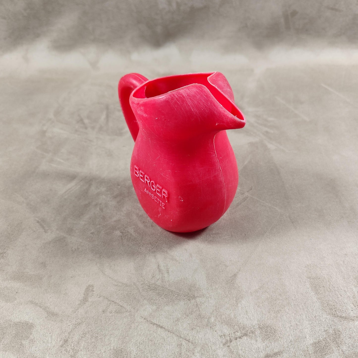 Cruche à eau Berger en plastique rouge Made in France Vintage 1970