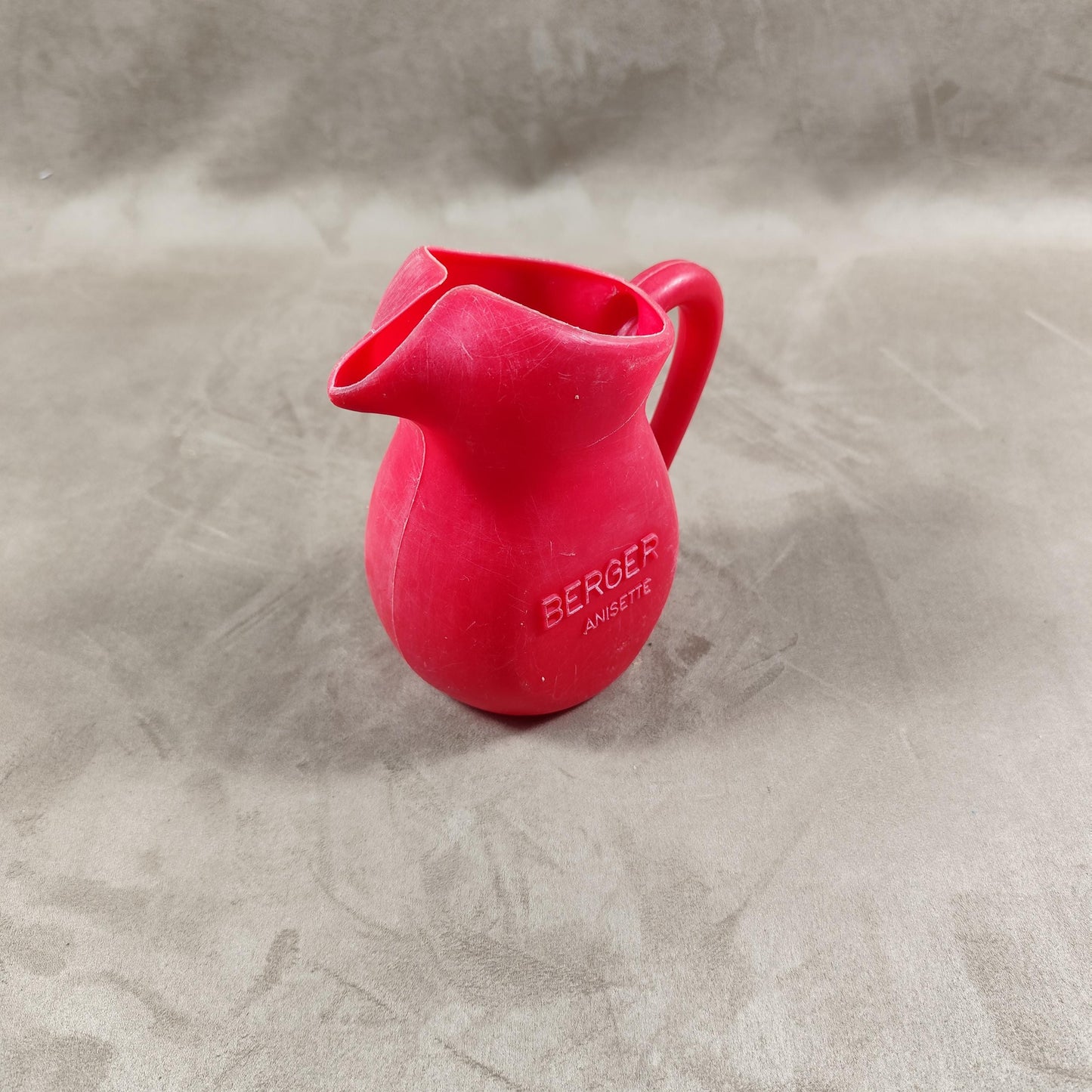 Cruche à eau Berger en plastique rouge Made in France Vintage 1970