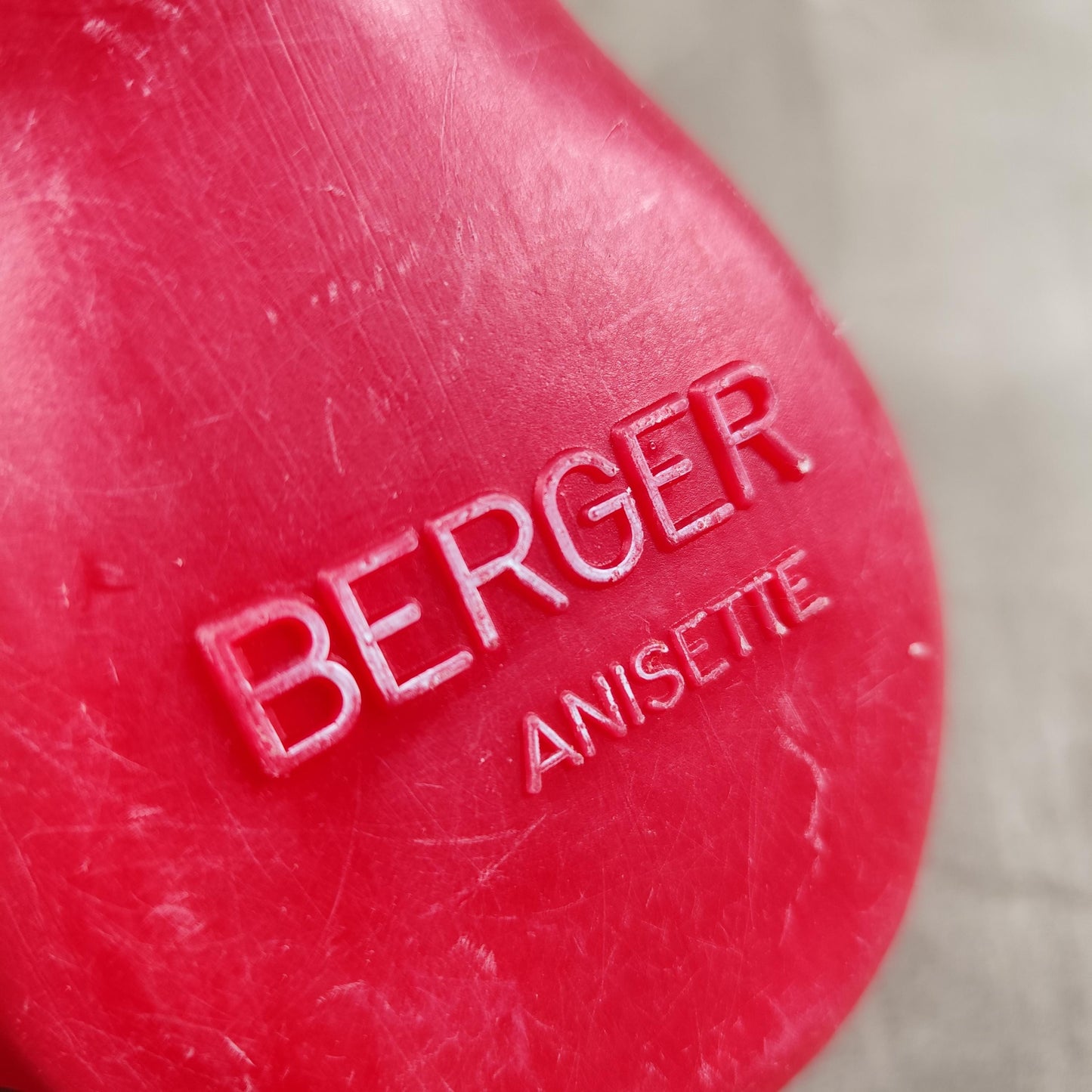 Cruche à eau Berger en plastique rouge Made in France Vintage 1970