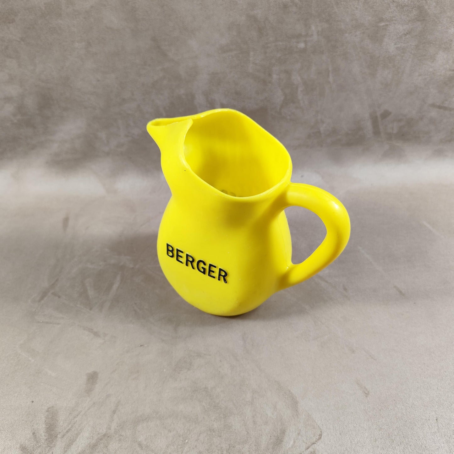 Cruche à eau Berger en plastique jaune Made in France Vintage 1970