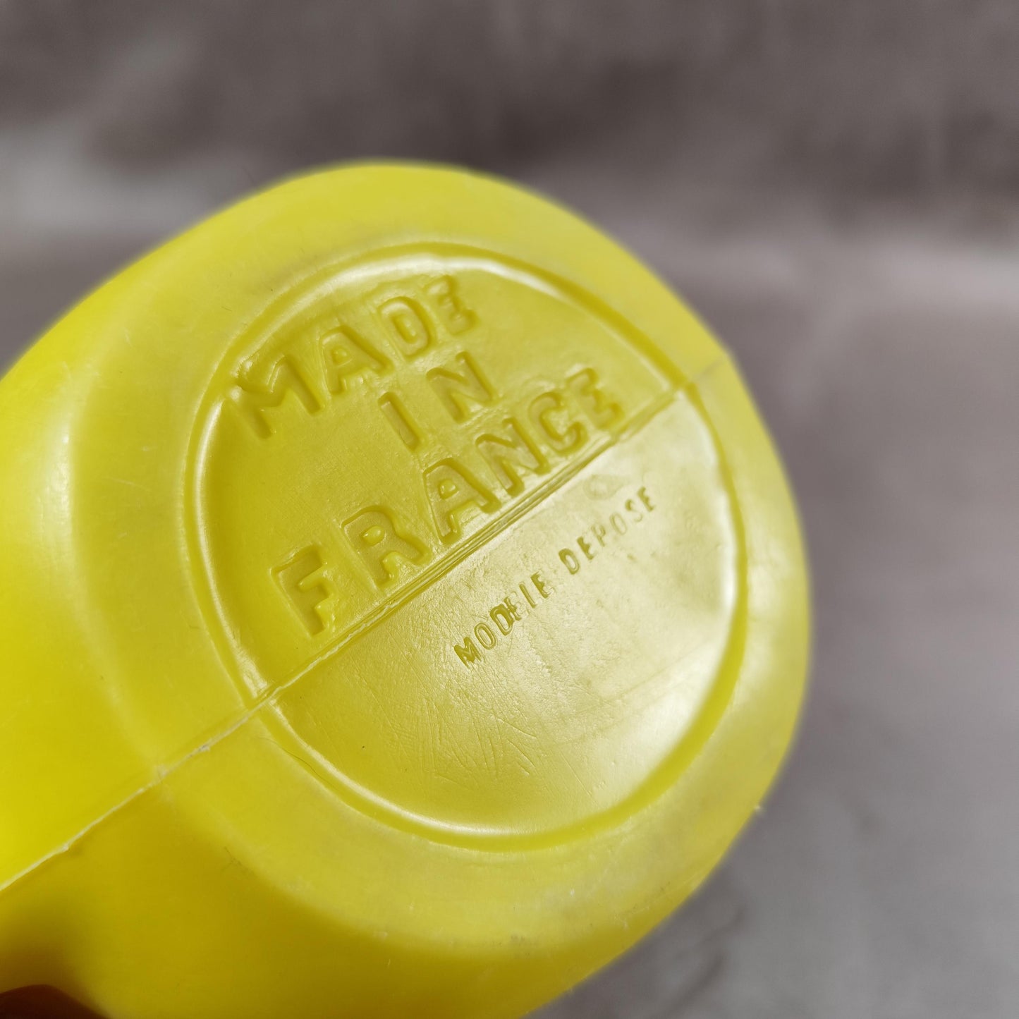 Cruche à eau Berger en plastique jaune Made in France Vintage 1970