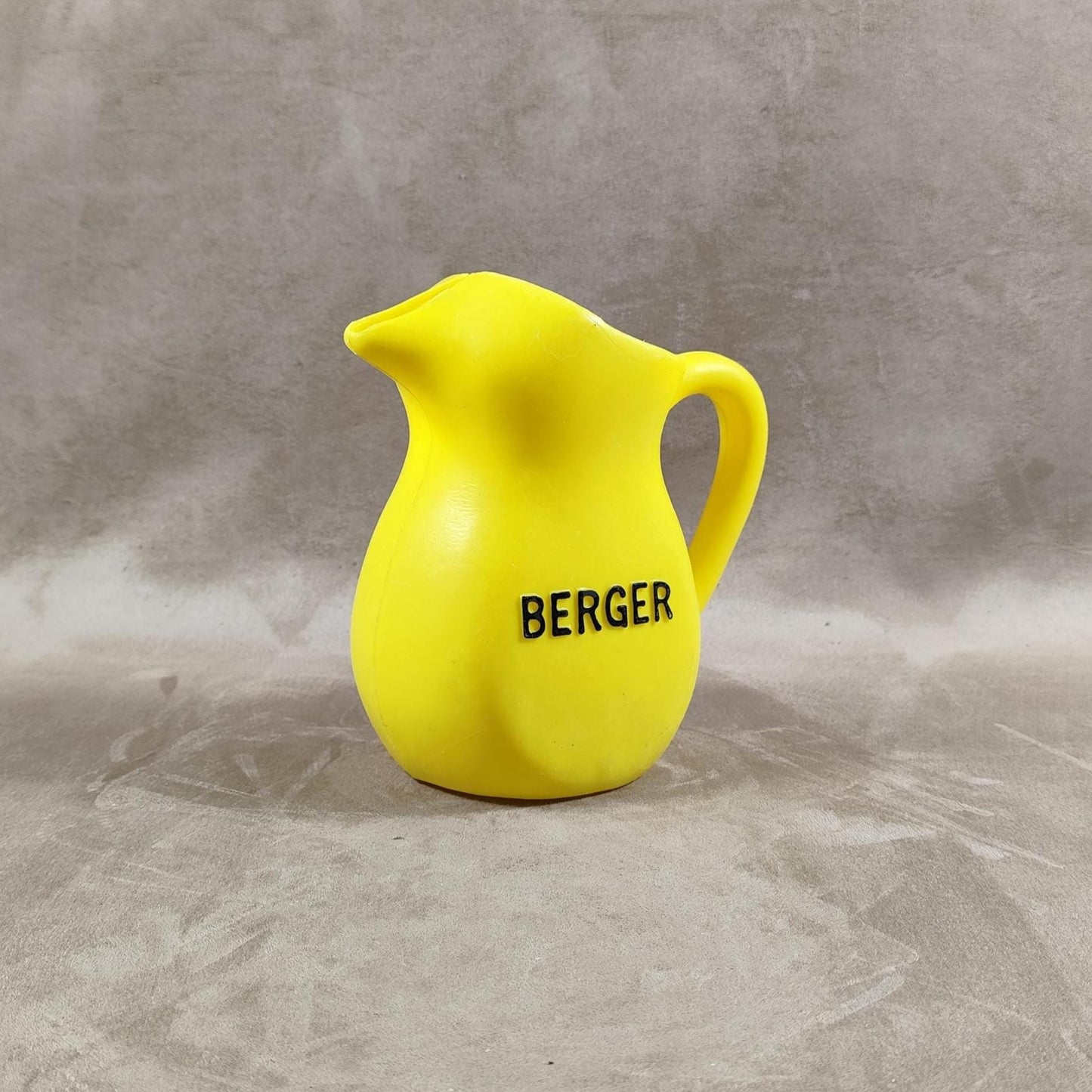 Cruche à eau Berger en plastique jaune Made in France Vintage 1970