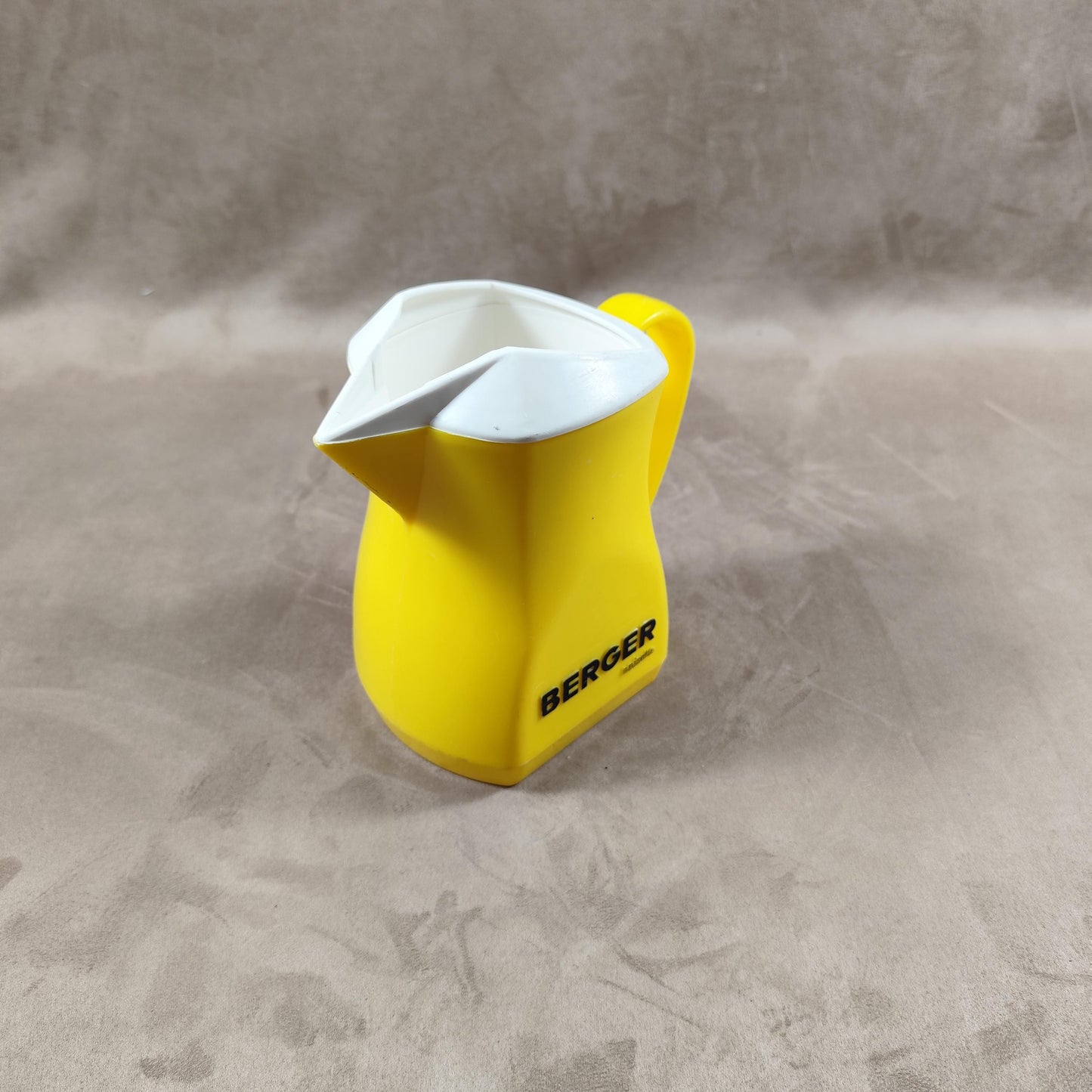 Cruche à eau Berger en plastique jaune Made in France Vintage 1970