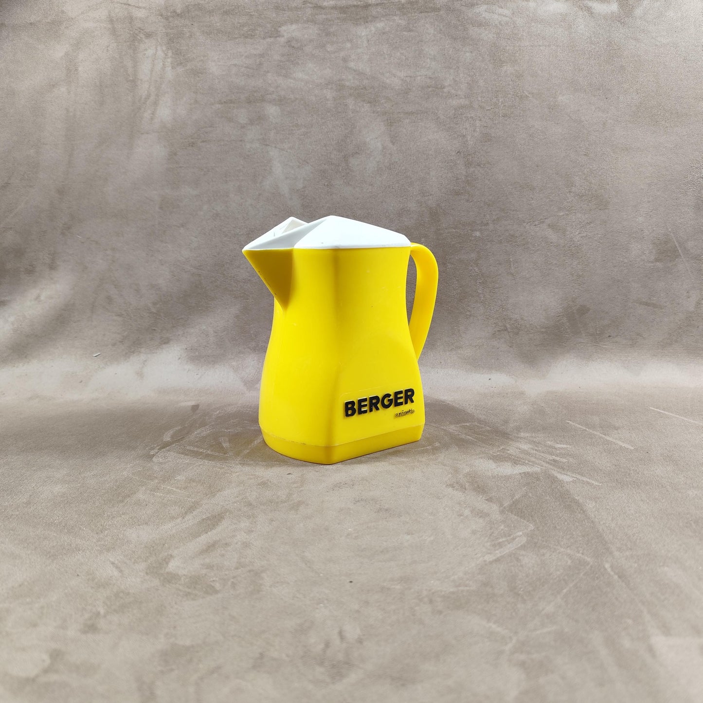 Cruche à eau Berger en plastique jaune Made in France Vintage 1970