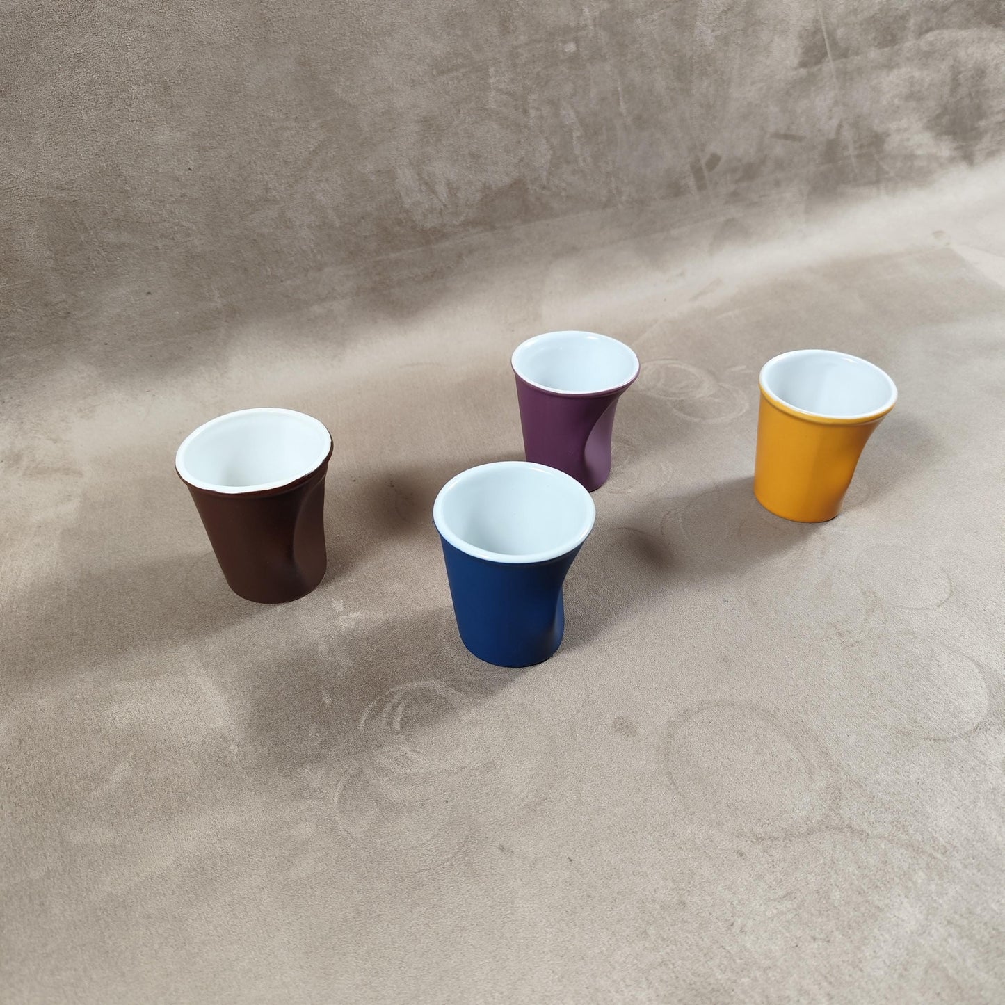 Lot de 4 gobelet Froissé REVOL en céramique, Marron, Bleu, Violet, Jaune, Made in France, Vintage 2000