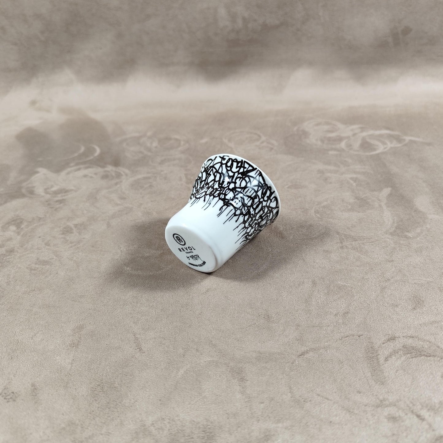 Gobelet Froissé REVOL par le street artiste SPECTR  en céramique, Made in France, Vintage 2000