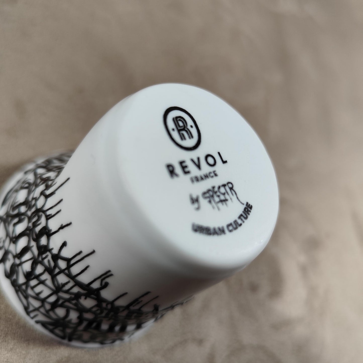 Gobelet Froissé REVOL par le street artiste SPECTR  en céramique, Made in France, Vintage 2000