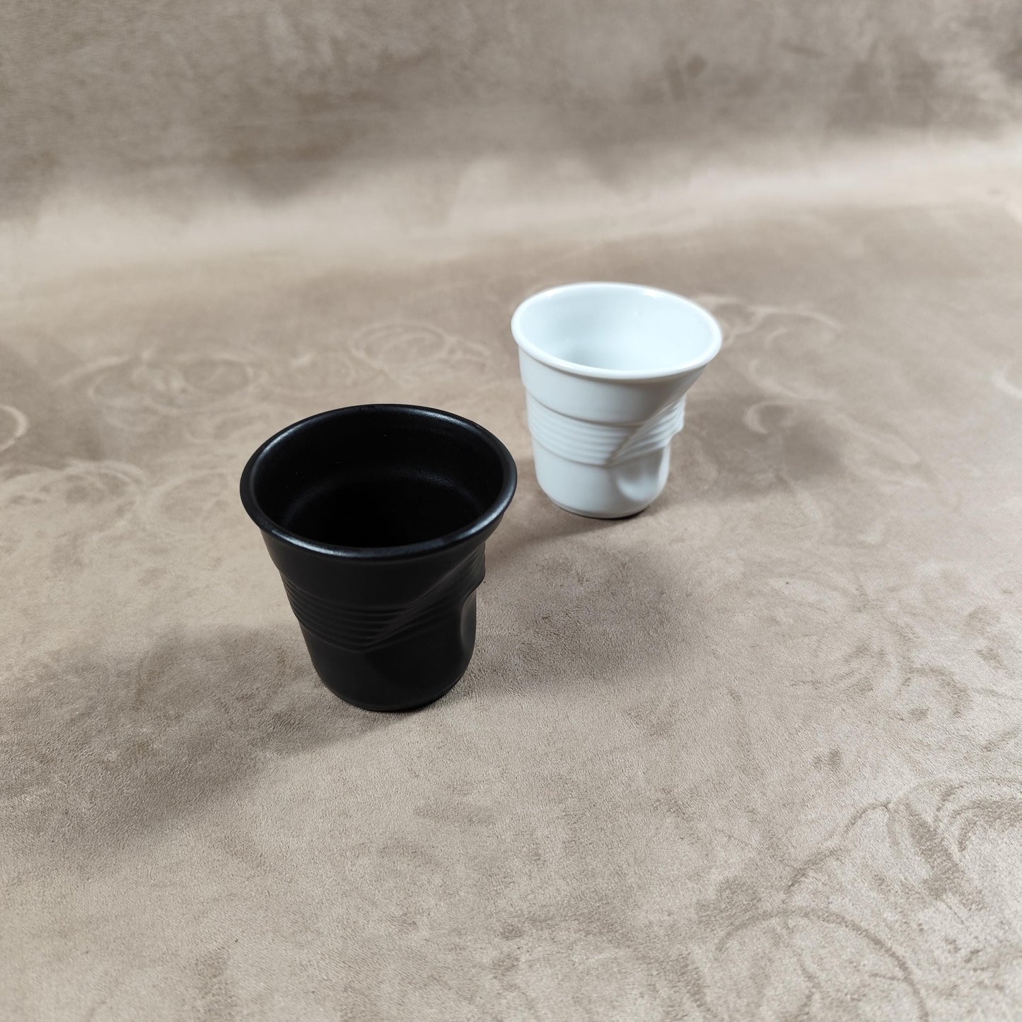 Lot de 2 gobelet Froissé REVOL en céramique blanche et noir, Made in France, Vintage 2000