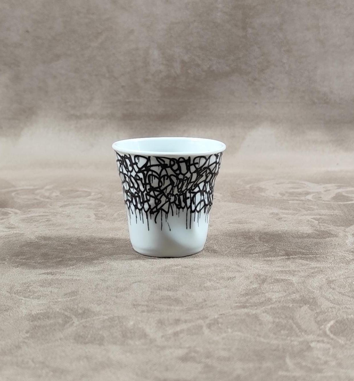 Gobelet Froissé REVOL par le street artiste SPECTR  en céramique, Made in France, Vintage 2000