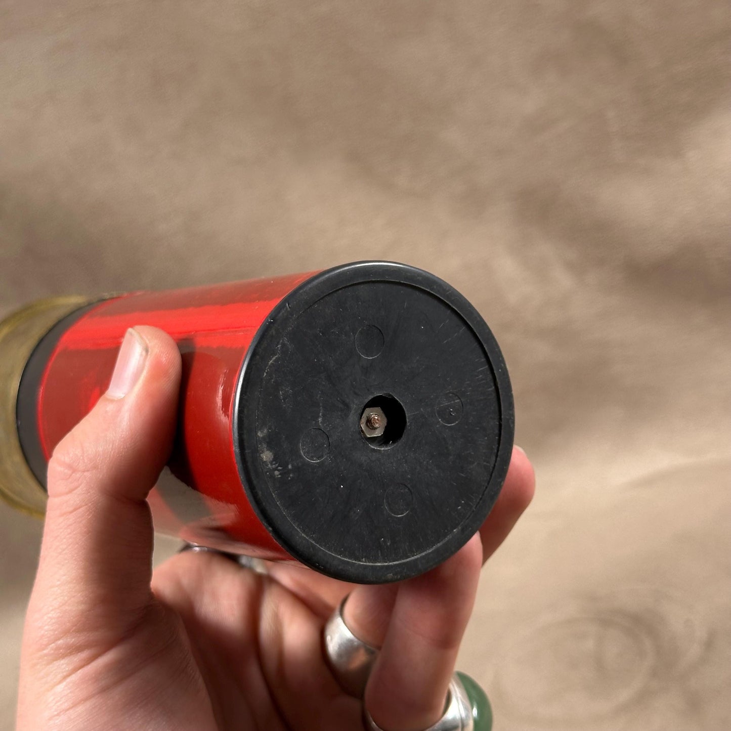 Distributeur de cigarette vintage en forme de cartouche de fusil  Circa 1950