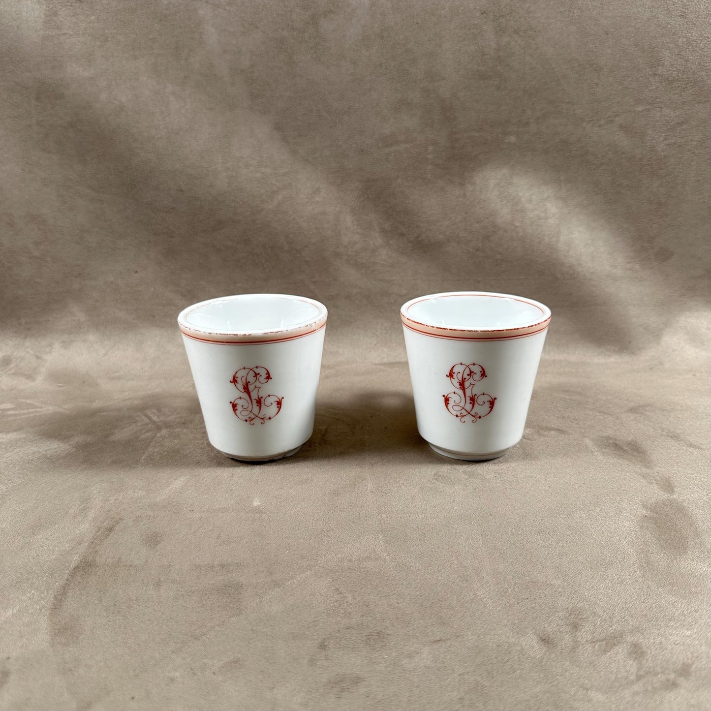 Lot de 2 Tasses Brulot ancienne en faience blanche monogrammée vintage Made in France Années 1920