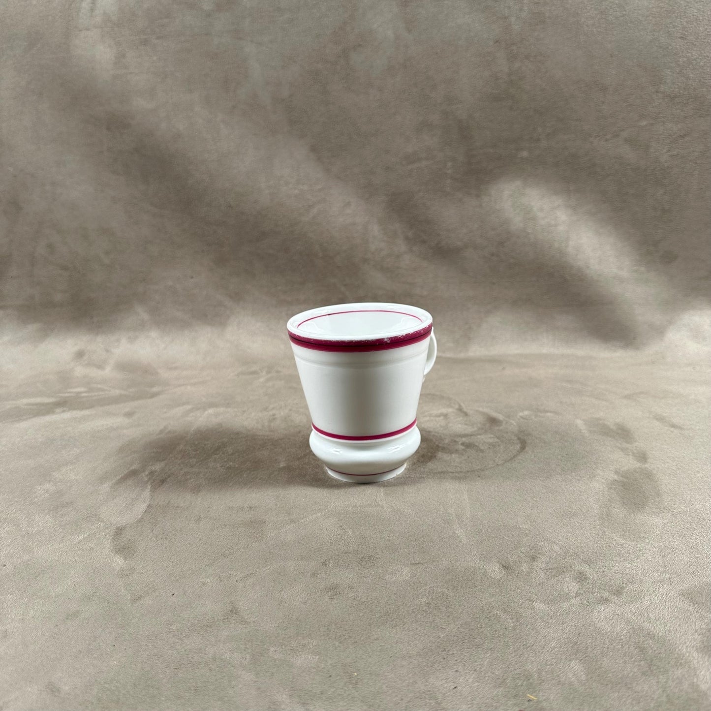 Tasse Brulot ancienne en faience blanche et rouge vintage Made in France Années 1920