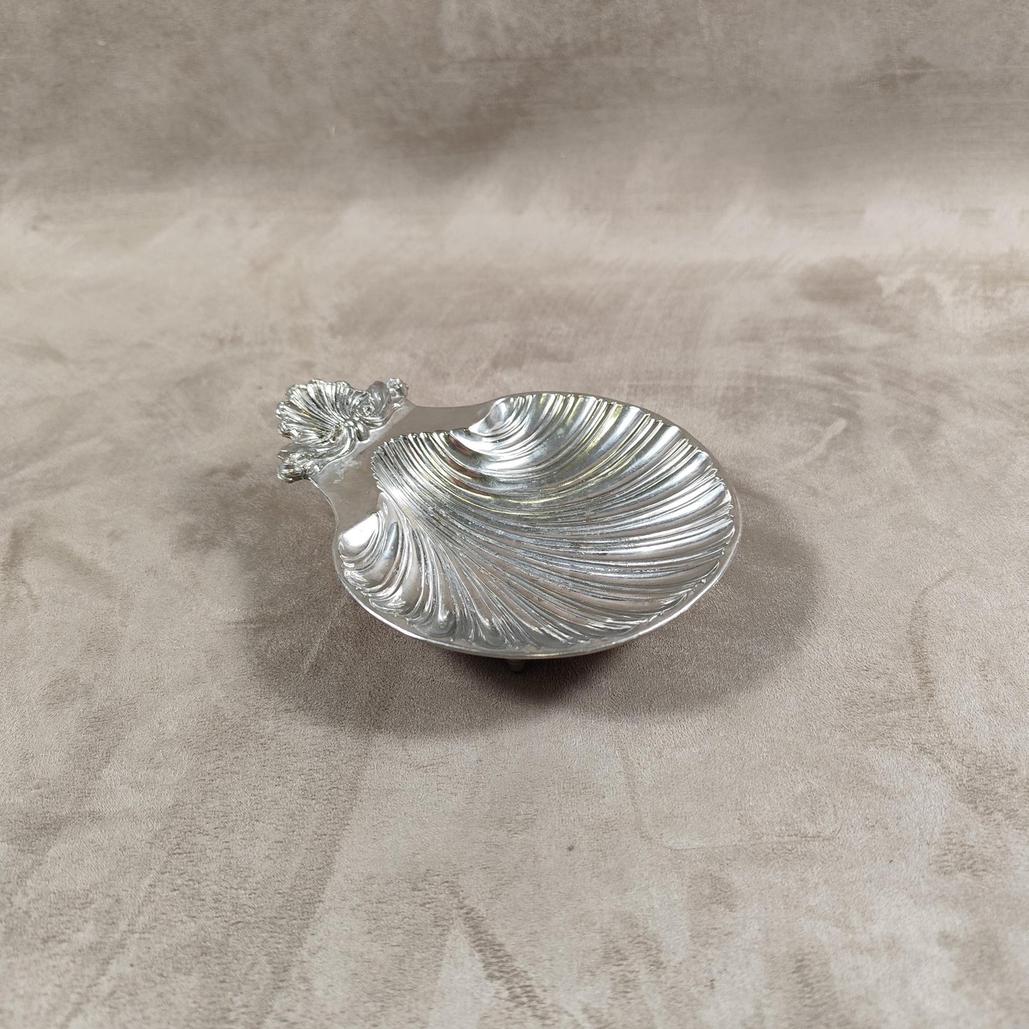 Porte savon ou vide poche en métal argenté en forme de coquillage Made in England Années 1960