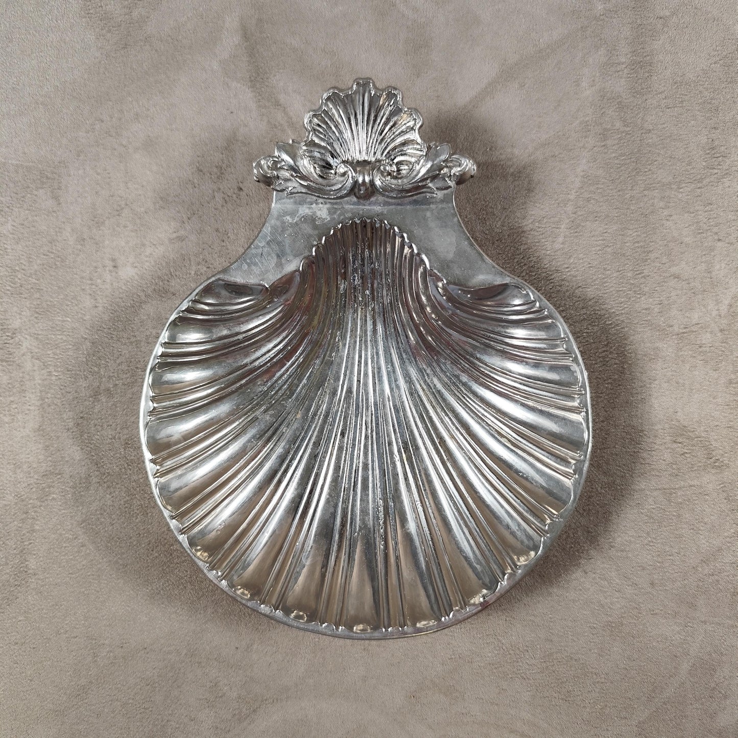 Porte savon ou vide poche en métal argenté en forme de coquillage Made in England Années 1960