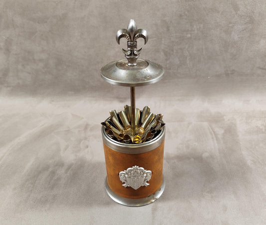 Distributeur de cigarette façon cuir décor blason et fleur de lys Made in France Vintage 1980