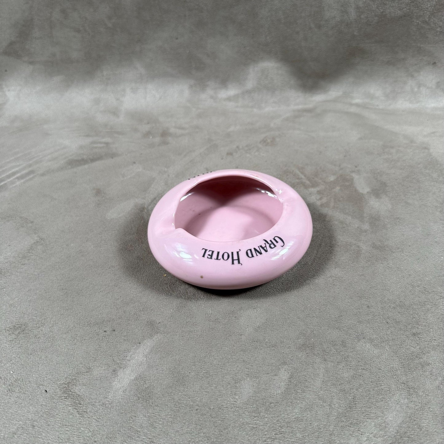 Cendrier publicitaire Grand Hotel Vittel en faience rose Made in France Vintage 1950