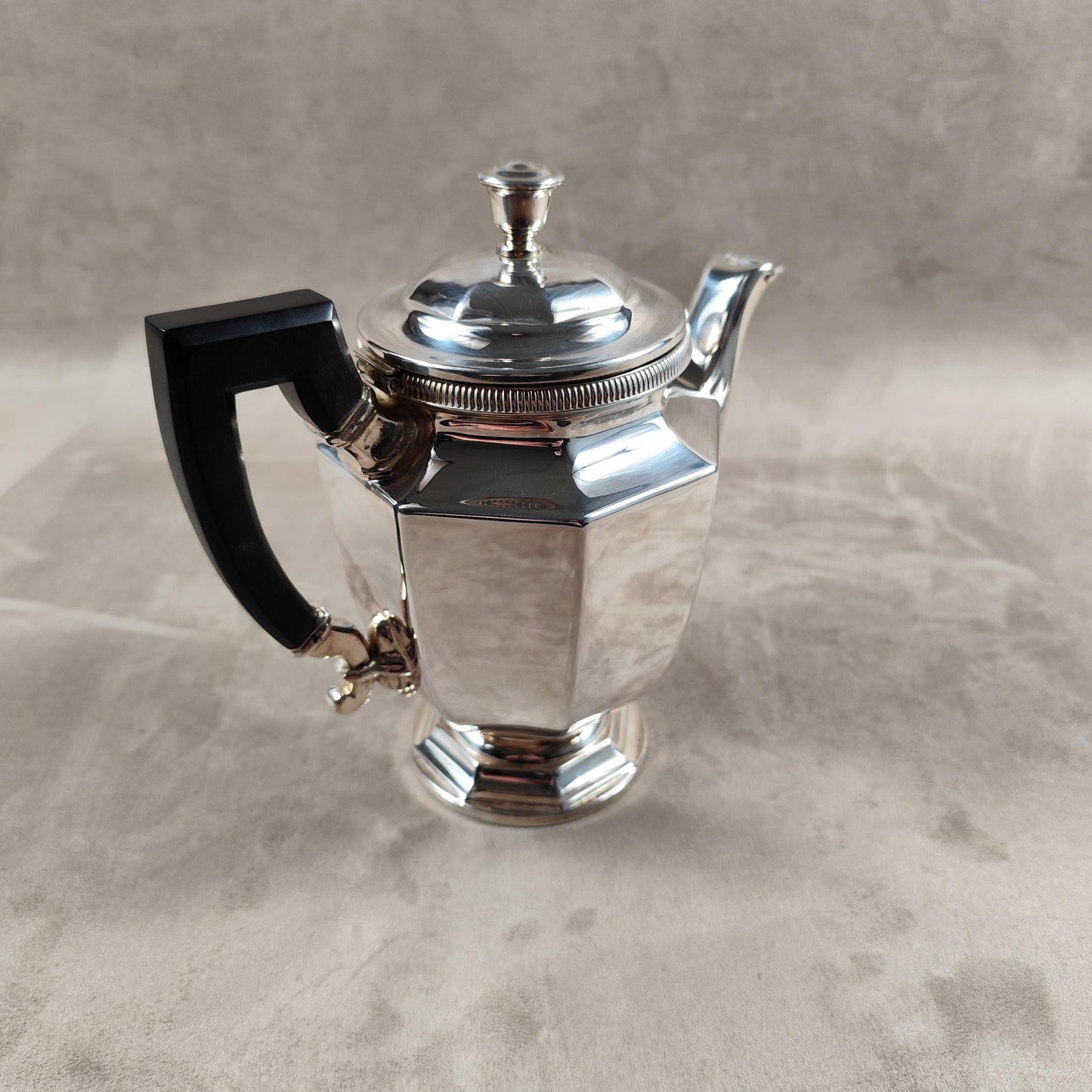 VERY RARE Théière Christofle en métal argenté Art-Déco avec housse tissu anti oxydant Made in France 1980