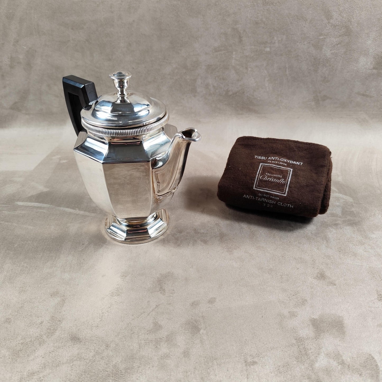 VERY RARE Théière Christofle en métal argenté Art-Déco avec housse tissu anti oxydant Made in France 1980