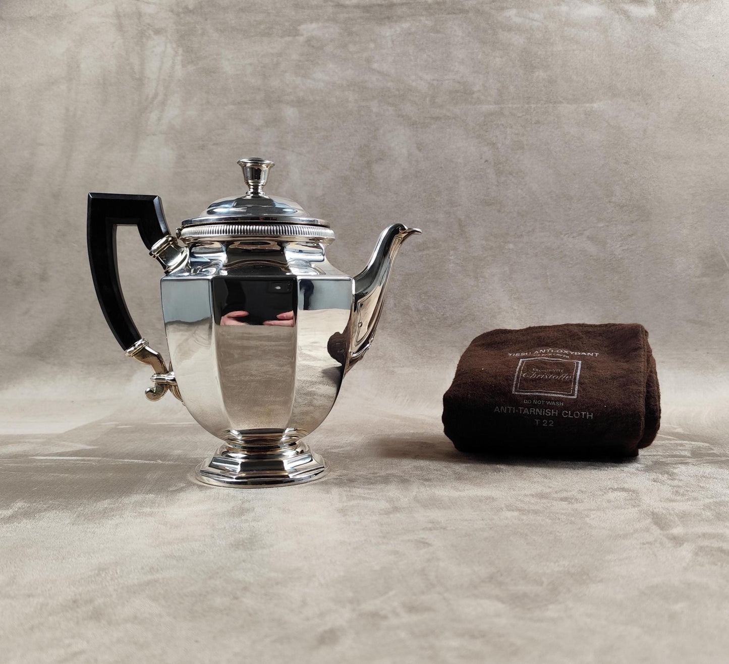 VERY RARE Théière Christofle en métal argenté Art-Déco avec housse tissu anti oxydant Made in France 1980