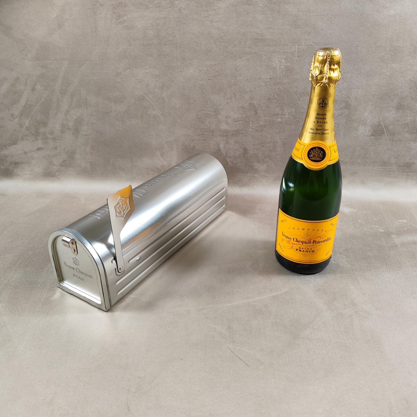 RARE Veuve Clicquot boite métal en forme de boite lettre US pour bouteille de champagne Made in France Vintage 1980