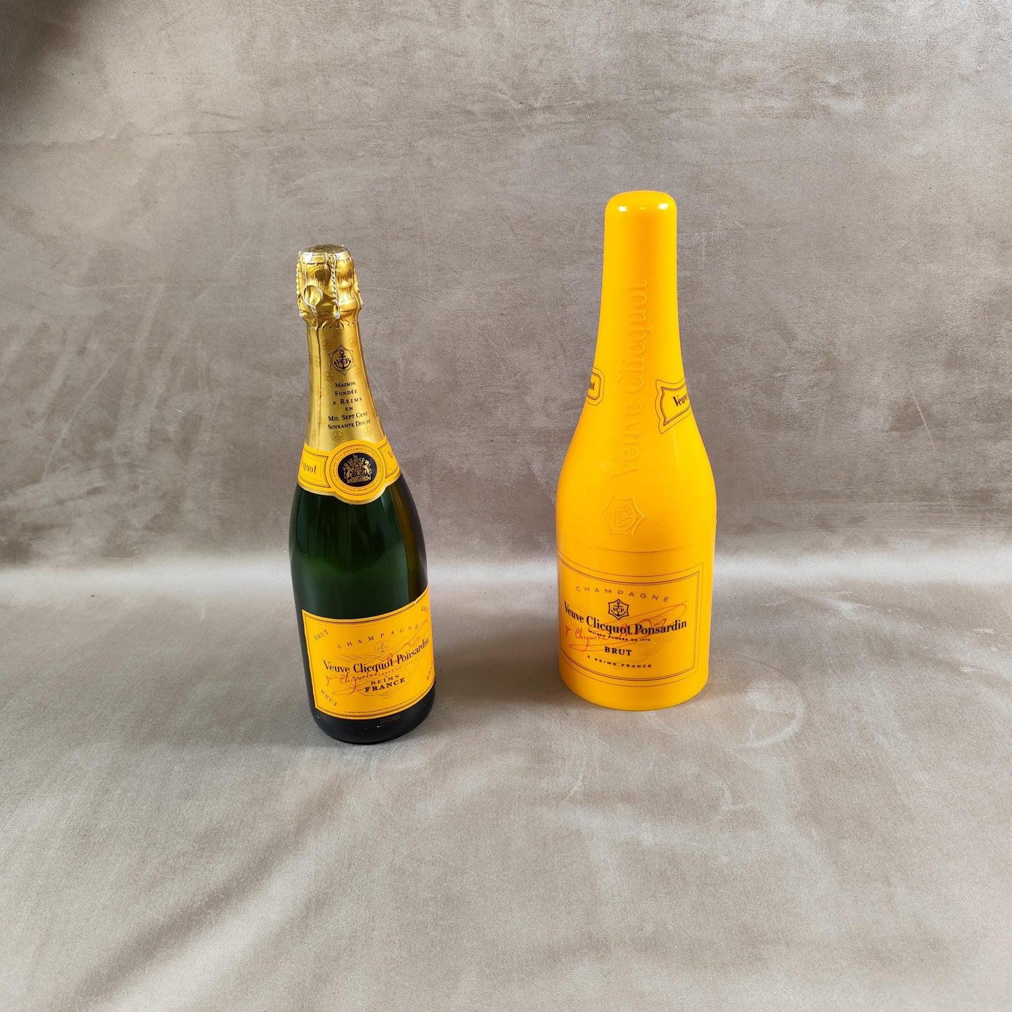 Etui coffret pour bouteille de champagne Veuve Clicquot en plastique orange Made in France Vintage 1990