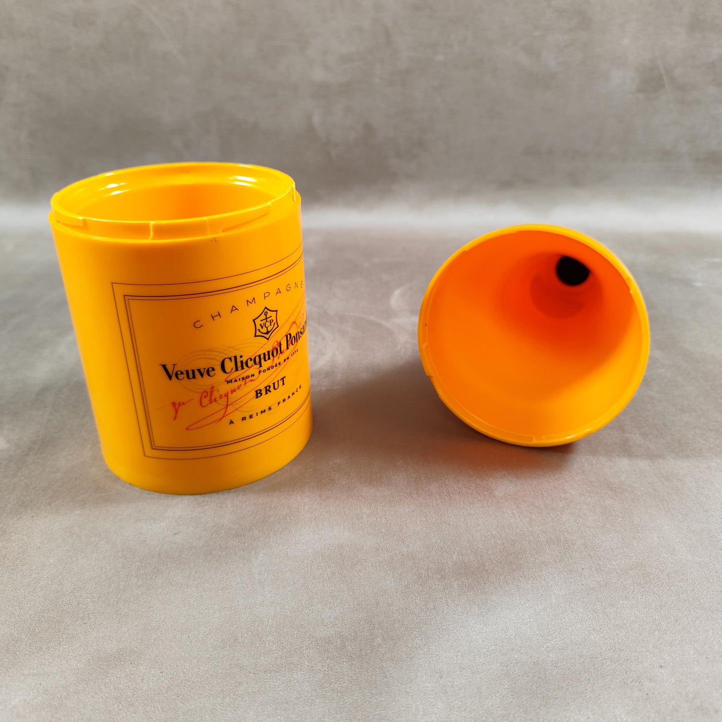 Etui coffret pour bouteille de champagne Veuve Clicquot en plastique orange Made in France Vintage 1990