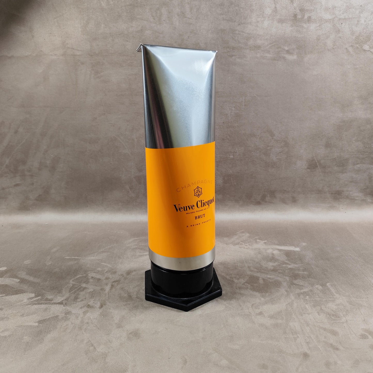 Etui isotherme pour de bouteille de Champagne Veuve Clicquot en forme de tube de gouache Made in France Vintage 2000