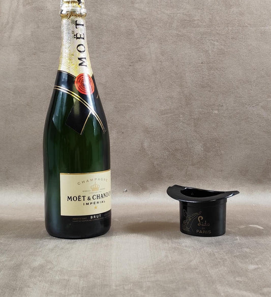 Cendrier publicitaire Champagne Moët & Chandon en plastique forme de chapeau pour le Lido Paris Made in France Vintage 1980