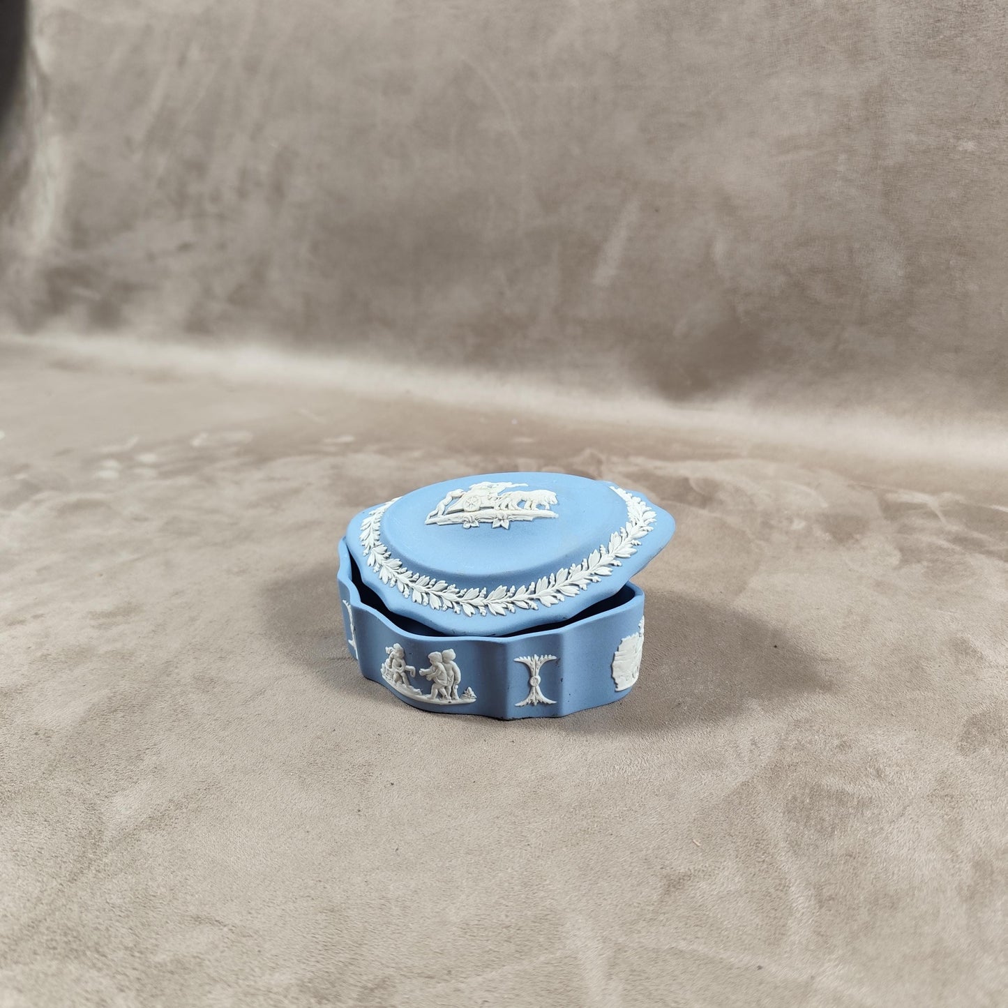 Petite boite à savon Jaspeware en biscuit bleu Wedgwood Made in England Vintage 1970