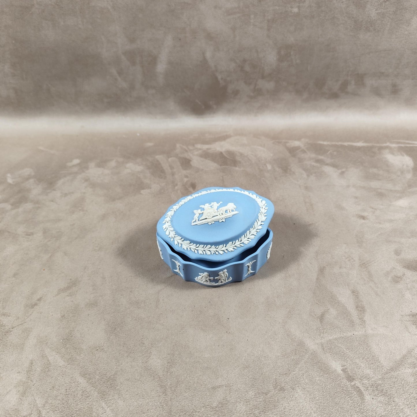 Petite boite à savon Jaspeware en biscuit bleu Wedgwood Made in England Vintage 1970