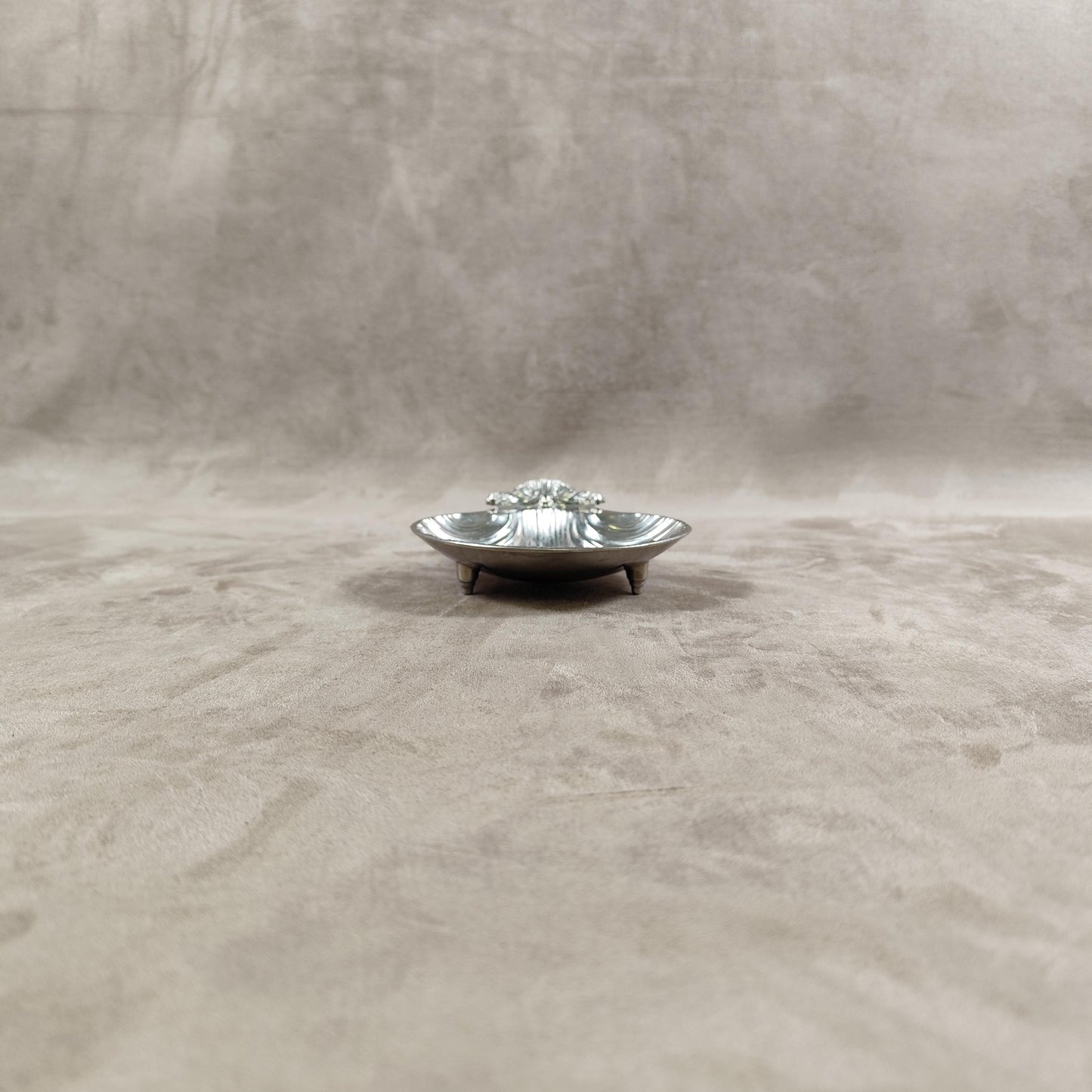 Porte savon ou vide poche en métal argenté en forme de coquillage Made in England Années 1960