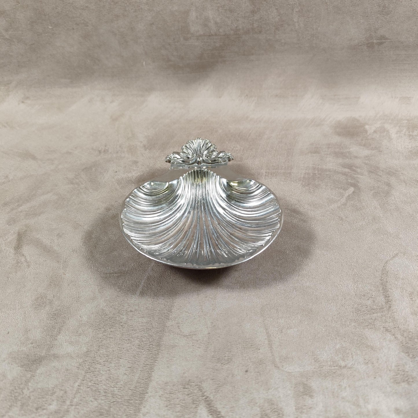 Porte savon ou vide poche en métal argenté en forme de coquillage Made in England Années 1960