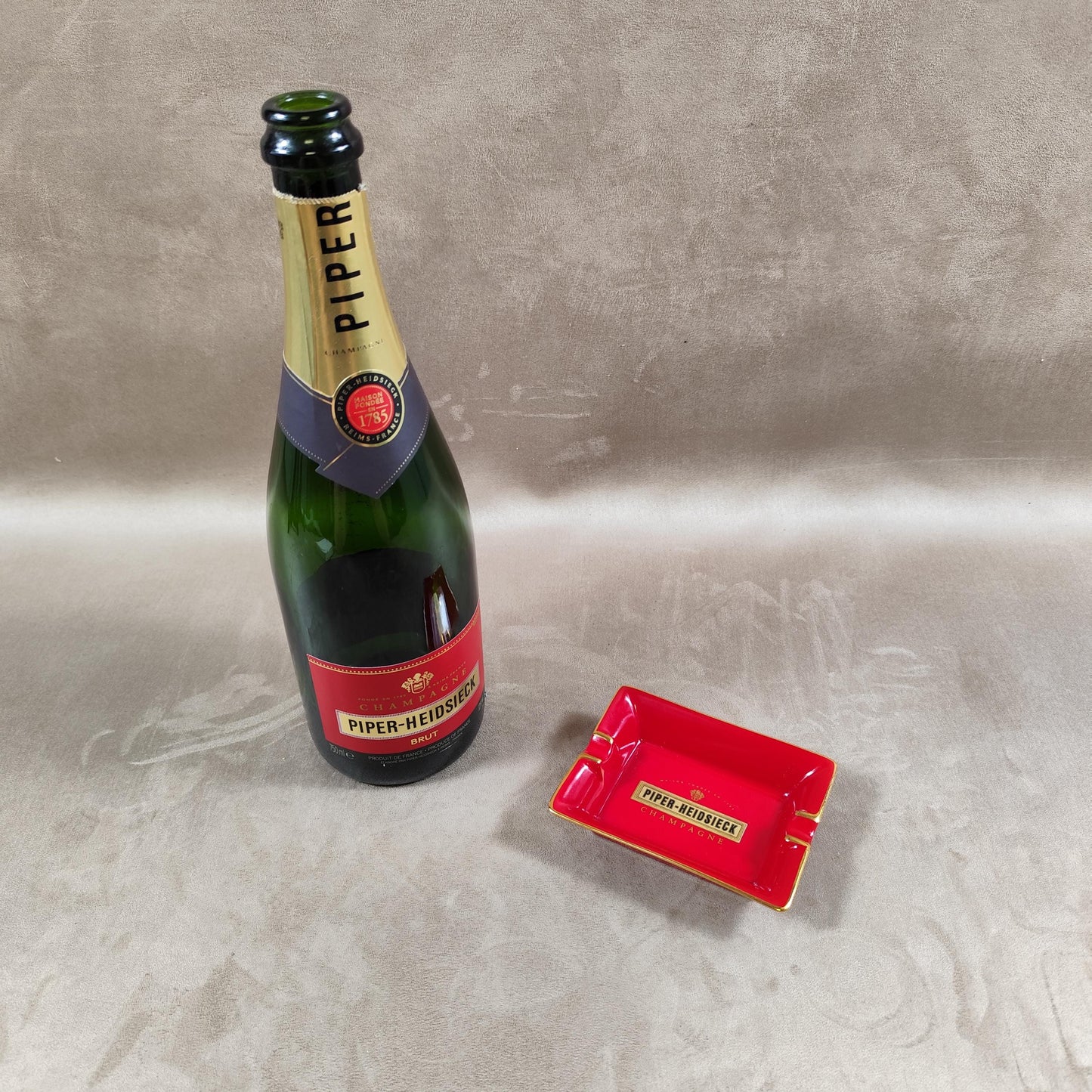 Cendrier Champagne Piper-Heidsieck en porcelaine rouge Made In France Vintage 1970