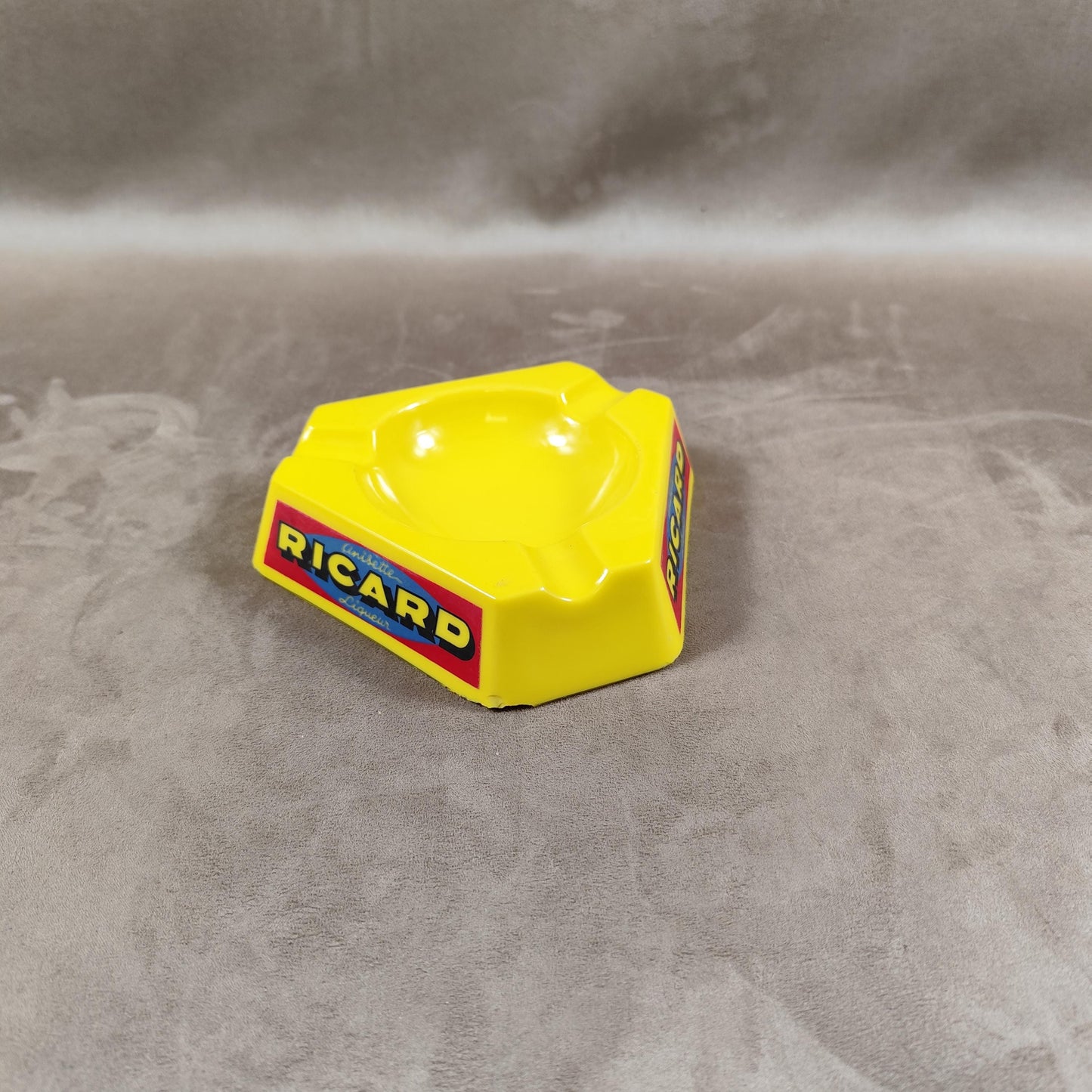 Cendrier de bar triangulaire publicitaire RICARD en verre jaune Made in France Vintage 1960