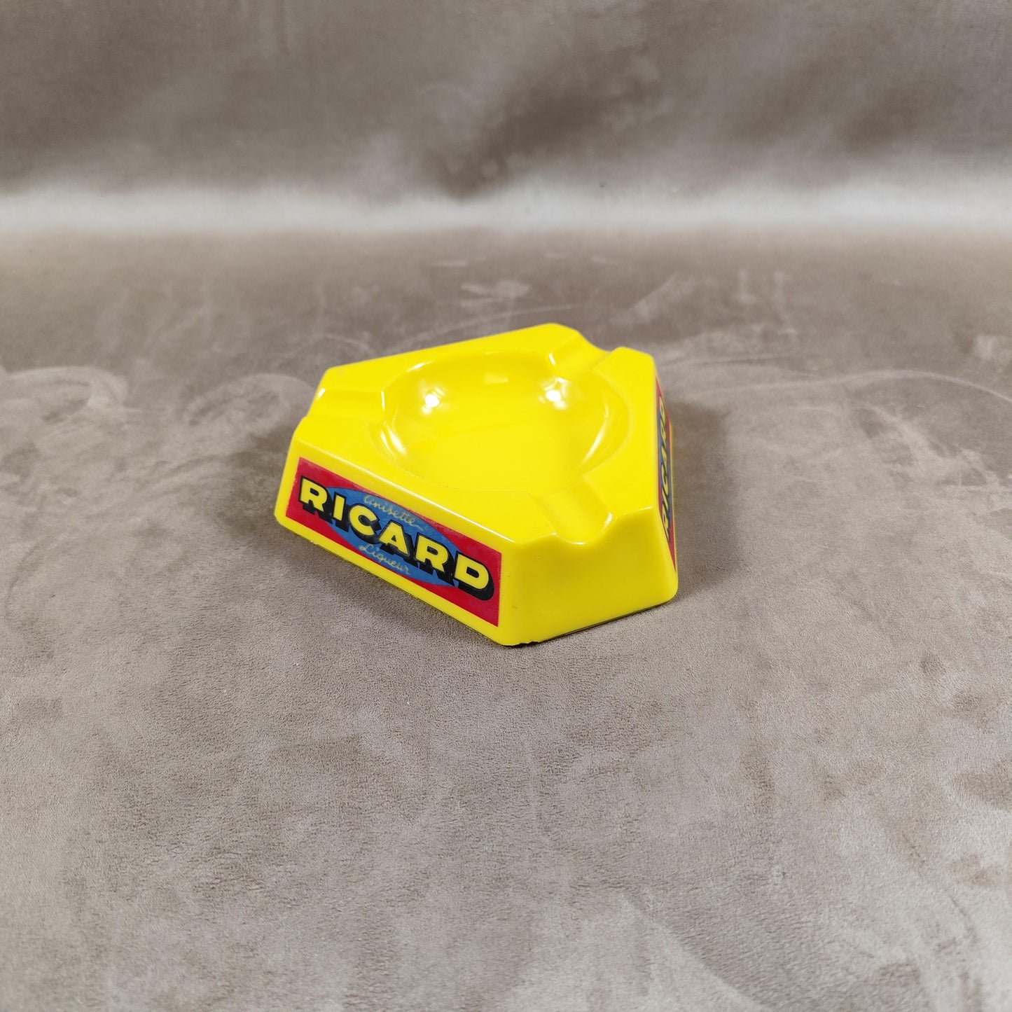 Cendrier de bar triangulaire publicitaire RICARD en verre jaune Made in France Vintage 1960