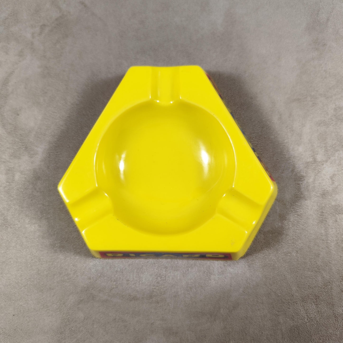 Cendrier de bar triangulaire publicitaire RICARD en verre jaune Made in France Vintage 1960