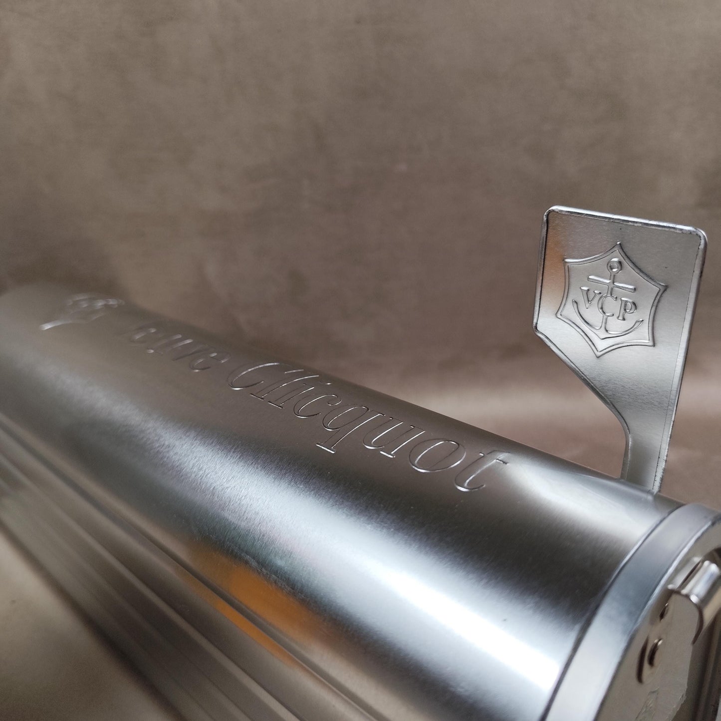 RARE Veuve Clicquot boite métal en forme de boite lettre US pour bouteille de champagne Made in France Vintage 1980