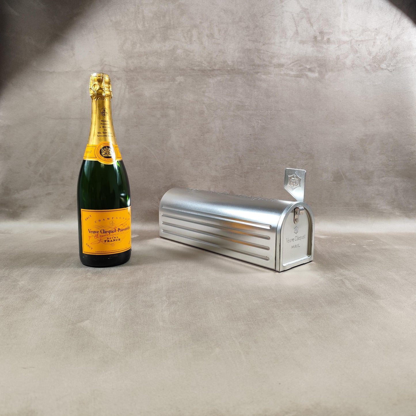RARE Veuve Clicquot boite métal en forme de boite lettre US pour bouteille de champagne Made in France Vintage 1980