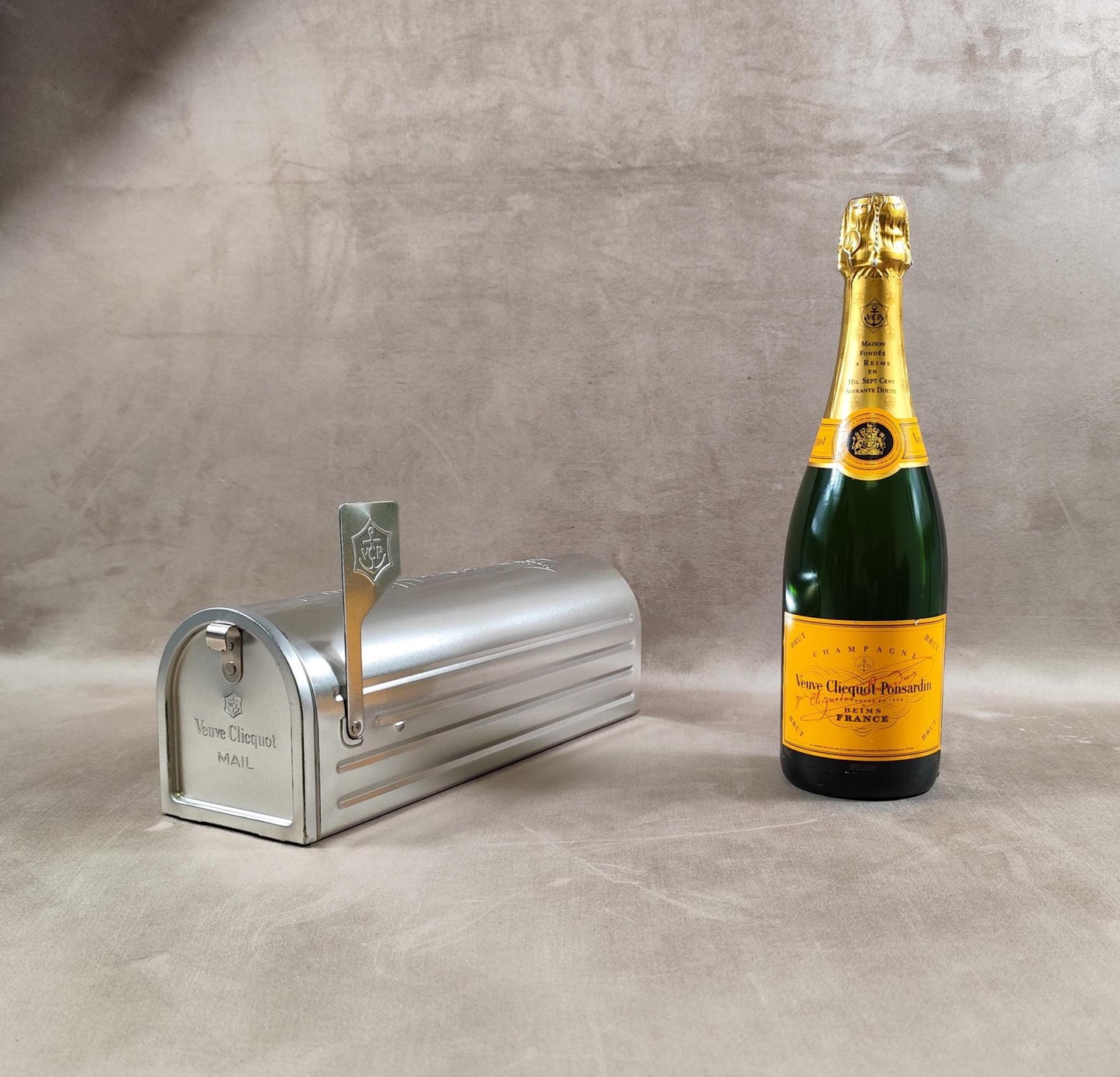 RARE Veuve Clicquot boite métal en forme de boite lettre US pour bouteille de champagne Made in France Vintage 1980