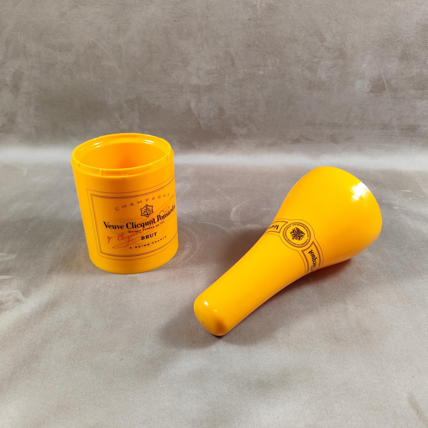 Etui coffret pour bouteille de champagne Veuve Clicquot en plastique orange Made in France Vintage 1990