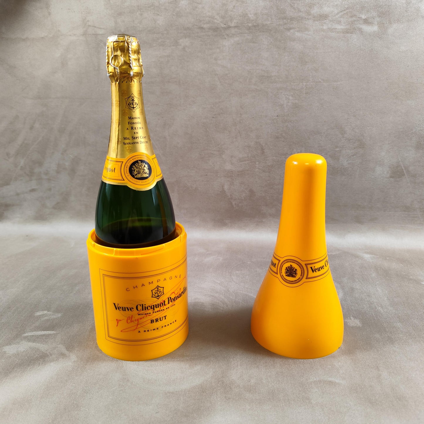 Etui coffret pour bouteille de champagne Veuve Clicquot en plastique orange Made in France Vintage 1990