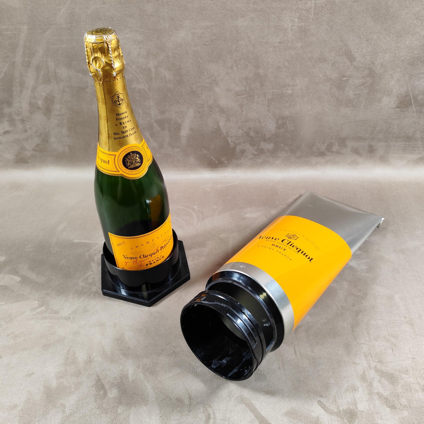 Etui isotherme pour de bouteille de Champagne Veuve Clicquot en forme de tube de gouache Made in France Vintage 2000