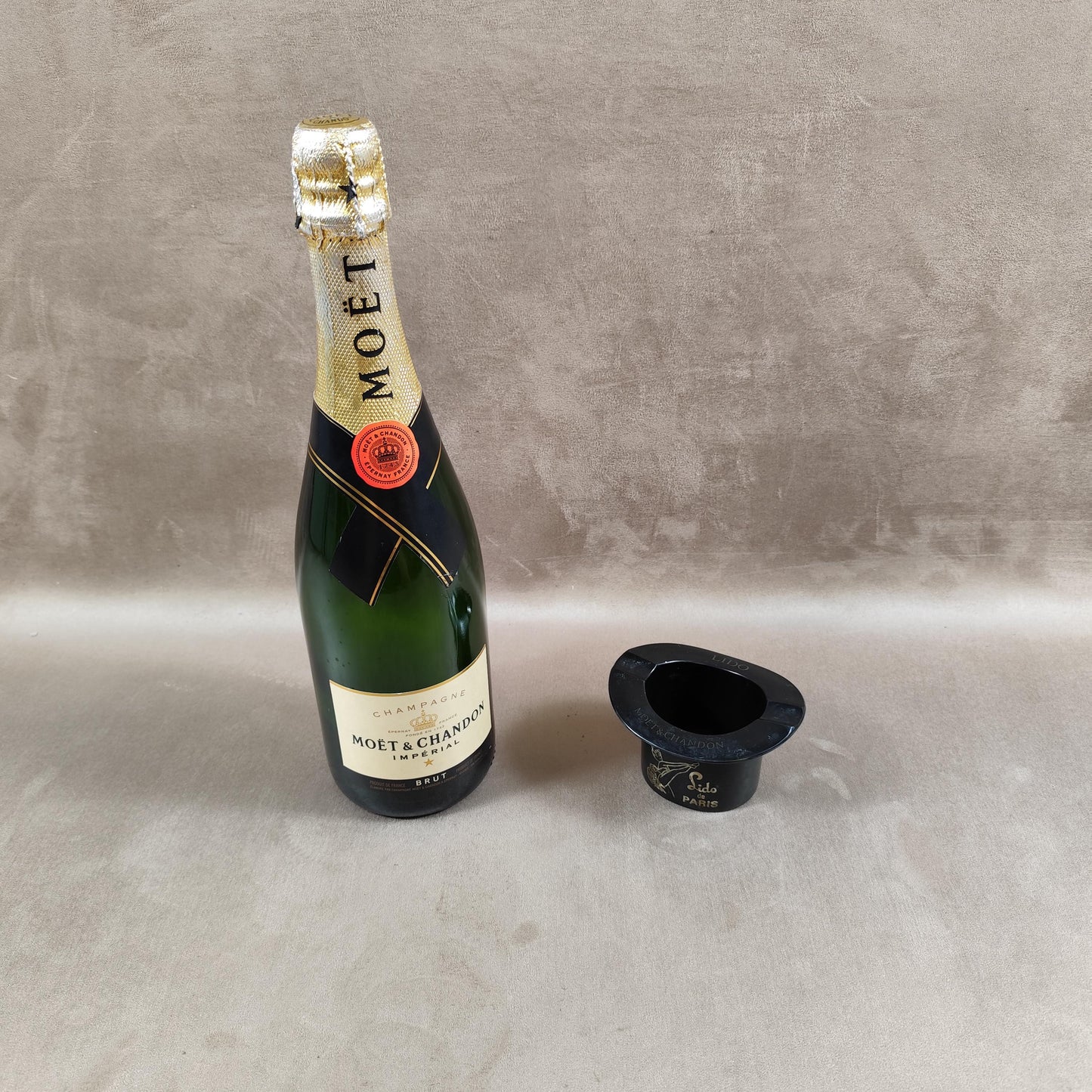 Cendrier publicitaire Champagne Moët & Chandon en plastique forme de chapeau pour le Lido Paris Made in France Vintage 1980